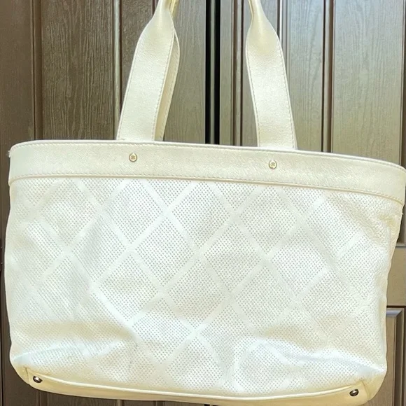 Chanel white lambskin leather tote - Picture 3 of 16